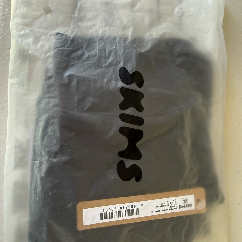 SKIMS SOFT SMOOTHING SEAMLESS T-SHIRT COLOR: ECLIPSE - Picture 3 of 4